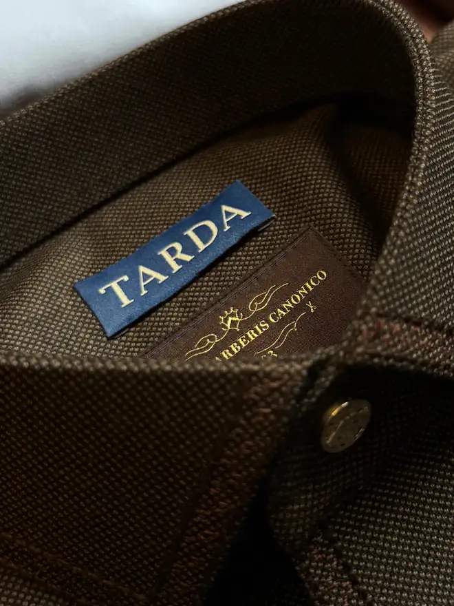 Kerah thobe dengan label TARDA