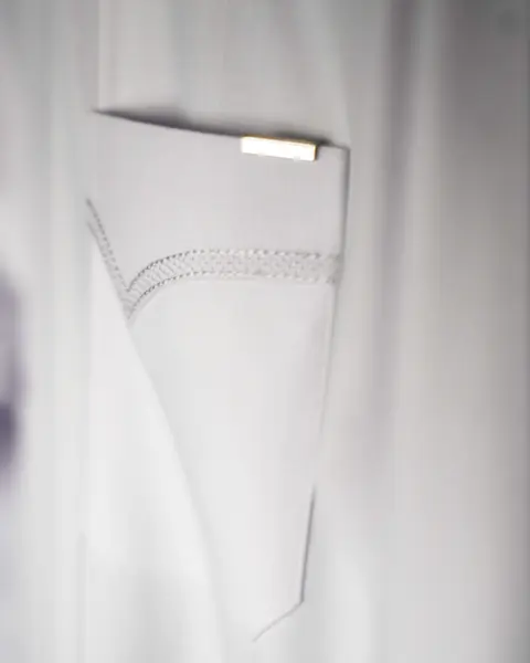 Detail saku dan jahitan thobe putih
