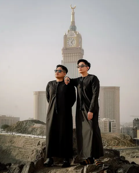 Amin Ilyas berthobe hitam di depan Menara Jam Makkah