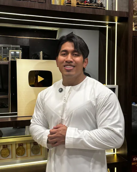 Chris Putra mengenakan thobe Tarda