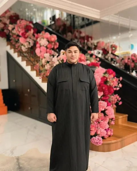 Ivan Gunawan mengenakan thobe Tarda