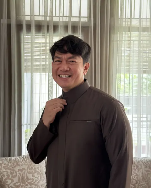 Melki Bajaj mengenakan thobe Tarda