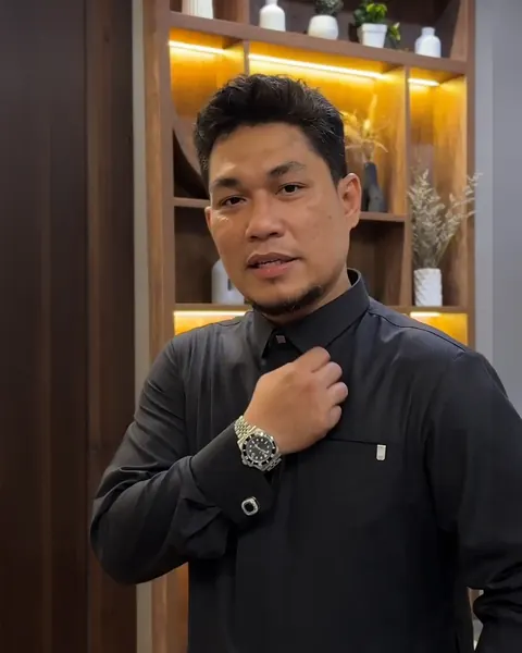Rizal Armada mengenakan thobe Tarda