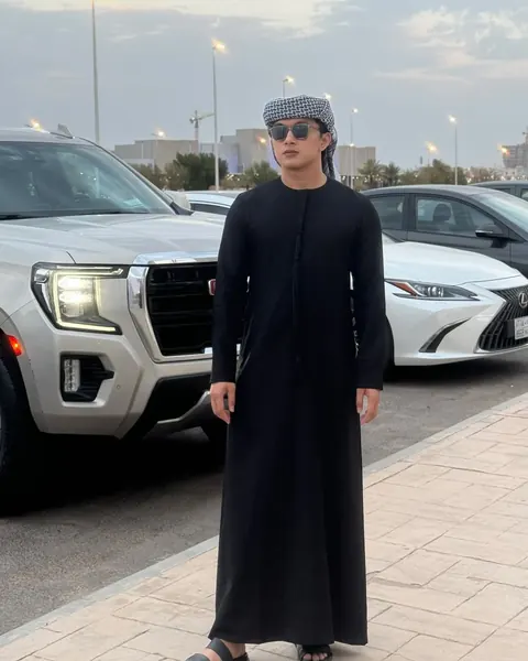 Vazo Achmad mengenakan thobe Tarda